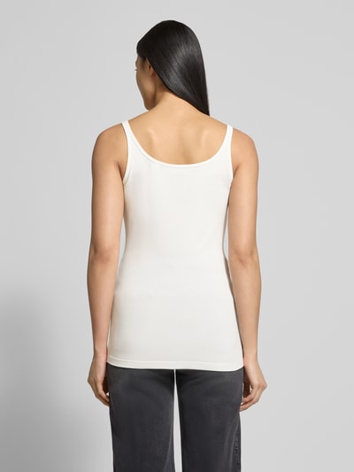 Frauenmodel trägt Tanktop Steppnähten Modell 'DAILY' von Opus, Unifarbenes-Design, Baumwollmischung mit Elasthan, Körpernaher-Schnitt, Ganzkörperansicht Rückansicht.