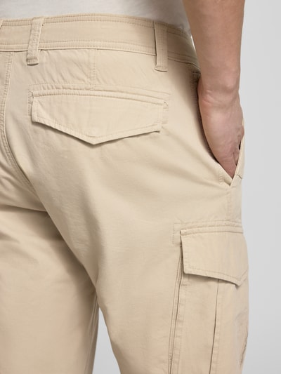 Männermodel trägt Relaxed Fit Cargoshorts aus reiner Baumwolle von s.Oliver BLACK LABEL, Optik: Unifarben, Ganzkörperansicht Rückansicht.