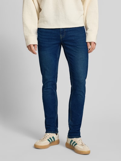 Männermodel trägt Slim Fit Jeans aus Baumwoll-Mix Modell 'LOOM' von Only & Sons in Dunkelblau mit 5-Pocket-Design, Ganzkörperansicht von vorne.