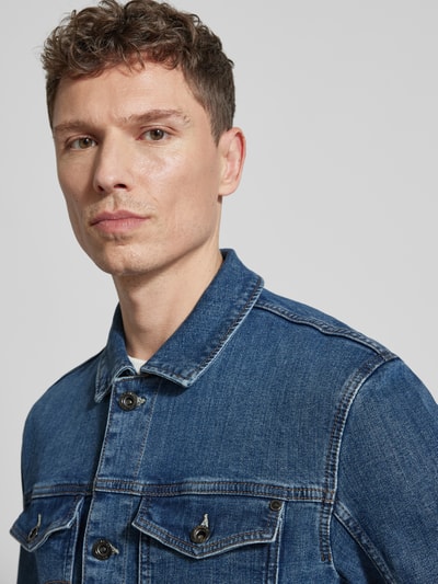 Männermodel trägt Regular Fit Jeansjacke aus Baumwoll-Mix von Tom Tailor, unifarben, Denim-Struktur, Brusttaschen, Nahaufnahme Oberkörper.