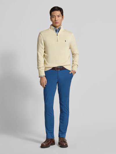 Männermodel trägt Slim Fit Chino aus Baumwoll-Mix von Polo Ralph Lauren in Blau, Optik: Unifarben, Ganzkörperansicht von vorne.
