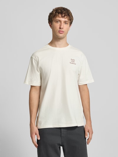 Męski model nosi Relaxed Fit T-Shirt aus reiner Baumwolle Modell 'CAP' von ONLY w kolorze ecru, widoczne gładkie tkaniny, Herren T-Shirt von ONLY, Ganzkörperansicht von vorne.