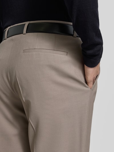 Männermodel trägt Skinny Fit Anzughose aus Woll-Mix Modell 'HESTEN253X' von HUGO, Optik: Unifarben, Nahaufnahme Rückansicht.