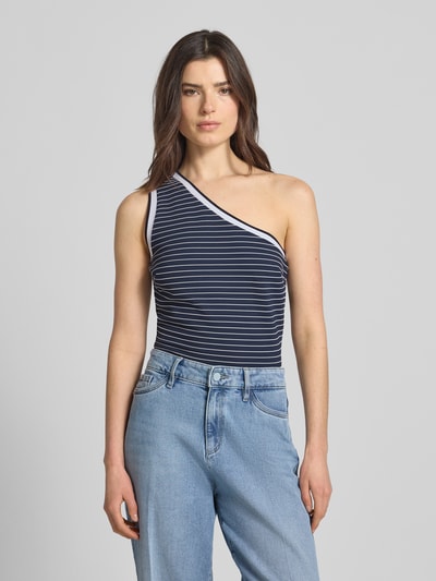 Kobiece model prezentuje Regular Fit Top aus Viskose-Mix Modell 'Alphonsin' od Guess z asymetrycznym, odkrytym ramieniem, ciemnoniebieskie i białe paski, krój regular fit, elastyczna mieszanka wiskozy, długość tyłu w rozmiarze S 56 cm, widok na górną część ciała od przodu.