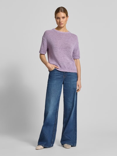 Modelka nosi Loose Fit Pullover aus Baumwoll-Mix od Marc O'Polo, efekt: jednolity kolor, krój loose fit, okrągły dekolt, krótki rękaw, zakończenie rękawów i dołu: prążkowane, wykończenie materiału: dzianina, mieszanka bawełny; widok całej sylwetki z przodu.