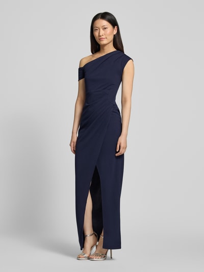 Frauenmodel trägt Abendkleid in Maxikleid mit Gehschlitz von Lipsy in Dunkelblau, Tailliert, Elastischer-Material-Mix, Off-Shoulder-Design, Raffung, Ganzkörperansicht von vorne.
