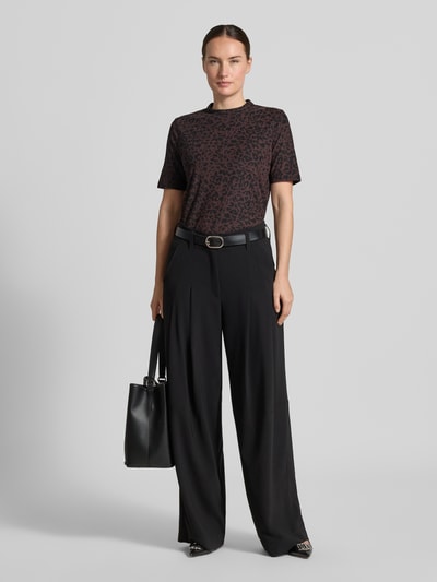 Frauenmodel trägt T-Shirt mit Leo-Print von MORE & MORE in Dunkelbraun und Schwarz, Material-Mix mit Stretch, Ganzkörperansicht von vorne.