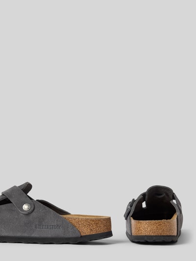 Produktfoto, Hausschuhe aus echtem Leder Modell 'Boston' von Birkenstock in Grau, strukturierte Sohle, abgerundete Form, seitliche Dornschließe, Absatzhöhe 4 cm, Herren Hausschuhe