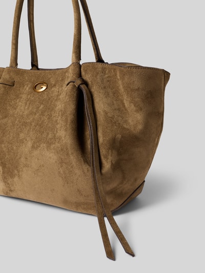 Produktfoto, Handtasche in Leder-Optik Modell 'ALLEGRA' von GUESS in Braun mit Magnetverschluss, schmalem Schulterriemen und Logo-Detail, strukturierte Oberfläche