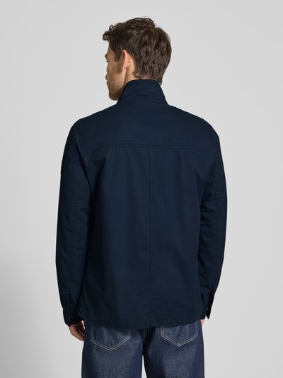 Männermodel trägt Regular Fit Jacke aus reiner Baumwolle von Tom Tailor in Two-Tone-Optik, dunkelblaue Farbe, Baumwolle, Ganzkörperansicht Rückansicht.