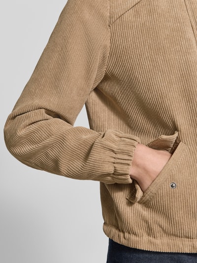 Frauenmodel trägt Regular Fit Blouson mit Strukturmuster Modell 'DEBRAZOA' von VERO MODA in Beige, gerippte Textur, Nahaufnahme Oberkörper, Damen Bomberjacke / Blouson.