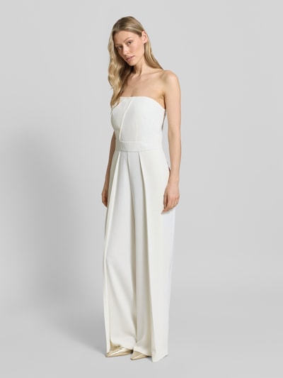 Frauenmodel trägt Jumpsuit im Off-Shoulder-Look mit Drapierungen von Comma, weißer Material-Mix mit Stretch-Anteil, Taillierter Schnitt, Reißverschluss, Ganzkörperansicht von vorne. Rückenlänge 50 cm, Brustweite 38 cm, Gesamtlänge 135 cm, Innenbeinlänge 82 cm.
