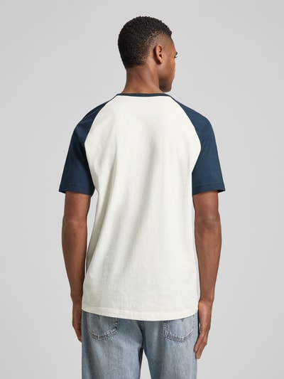 Männermodel trägt Regular Fit T-Shirt aus reiner Baumwolle von s.Oliver RED LABEL, Two Tone Optik, kurzarm, Rückansicht, Ganzkörperansicht.