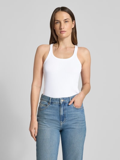 Kobiece modelka nosi Slim Fit Tank Top aus Baumwoll-Mix Modell 'C_EPETITE' od BOSS Orange, biały, krój slim fit, szerokie ramiączka, bawełniany rib, gładki, label stitching, widok całej sylwetki z przodu.