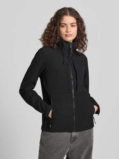Frauenmodel trägt Trekker Jacke mit Kapuze und Label-Patch von Superdry, Schwarz, Material-Mix mit Stretch-Anteil, Gerader-Schnitt, Nahaufnahme Oberkörper.