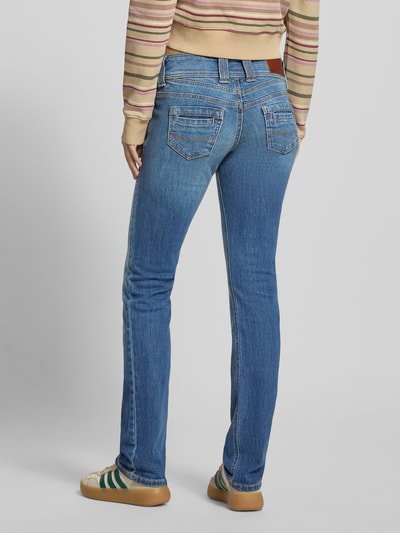 Frauenmodel trägt Skinny Fit Jeans aus Baumwoll-Mix Modell 'GEN' von Pepe Jeans, mittlere Bundhöhe, Five-Pocket-Design, Ganzkörperansicht Rückansicht.
