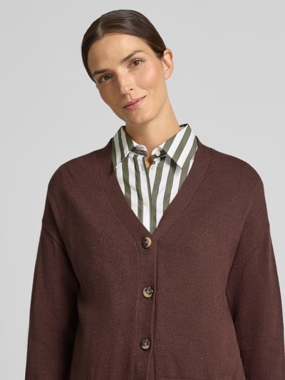 Frauenmodel trägt Cardigan mit V-Ausschnitt Modell 'VIRIL' von VILA in Braun, Knopfleiste, Viskose-Mix, Nahaufnahme Oberkörper.