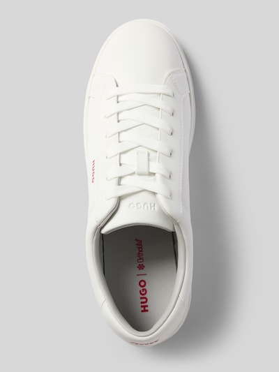 Produktfoto, weißer Sneaker mit Schnürung Modell 'Neston_tenn_pu' von HUGO für Herren, glatte Oberfläche, rote Logodetails