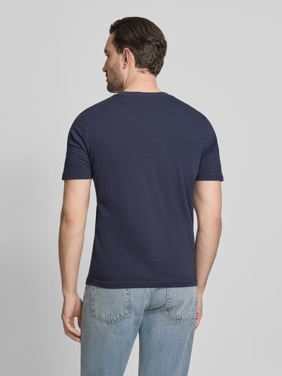 Männermodel trägt Regular Fit T-Shirt mit Rundhalsausschnitt von MCNEAL in Dunkelblau, reine Baumwolle, Rückansicht, Ganzkörperansicht.