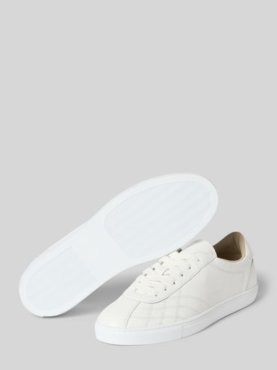 Produktfoto, Sneaker aus echtem Leder mit Logo-Prägung von Copenhagen, damskie sneakersy z naturalnej skóry, zaokrąglony kształt, wytłoczone logo, wiązanie, gładka podeszwa, wysokość obcasa w rozmiarze 40: 2 cm, wysokość cholewki w rozmiarze 40: 7 cm, szerokość w rozmiarze 40: 8 cm, kolor jasny, minimalistyczne zdobienia, delikatna faktura skóry