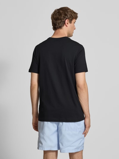 Männermodel trägt T-Shirt mit Label-Stitching von Nike in Schwarz, Reine Baumwolle, Regular-Fit, Rundhalsausschnitt, Rückenlänge 73 cm, Ganzkörperansicht Rückansicht.