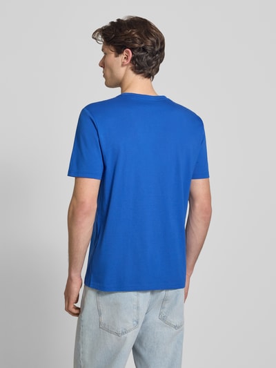 Męski model nosi Regular Fit T-Shirt aus reiner Baumwolle Modell 'NESPTEE' von HUGO w niebieskim kolorze, widok z tyłu, męski t-shirt HUGO Blue. Ganzkörperansicht Rückansicht.