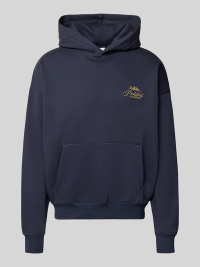 Produktfoto, Oversized Hoodie mit Label-Stitching von PROHIBITED aus Baumwoll-Mix in Dunkelblau, Känguru-Tasche, gerippte Abschlüsse