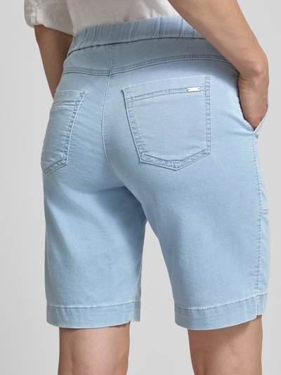 Frauenmodel trägt Straight Fit Shorts mit Gesäßtaschen Modell 'Sue' von TONI aus Baumwoll-Mix, elastischer Bund, Detailaufnahme Rückansicht.