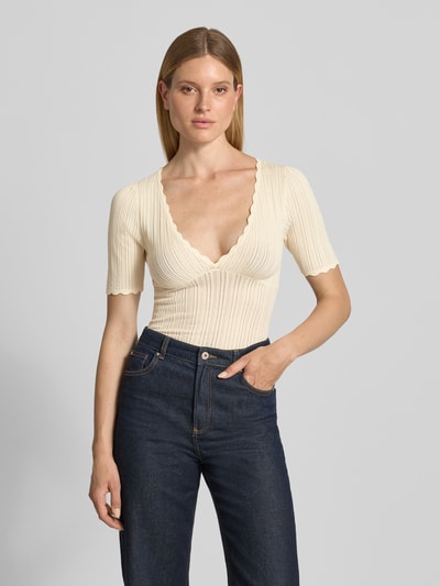 Frauenmodel trägt Slim Fit T-Shirt aus Viskose-Mix in Strick-Optik von Jake*s Casual, semitransparent, kurzärmelig, V-Ausschnitt, Nahaufnahme Oberkörper.