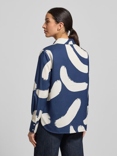 Vrouwenmodel draagt Hemdbluse mit verdeckter Knopfleiste Modell 'Fumira' van OPUS, blauw met witte vormen, lyocell, losse fit, rugaanzicht