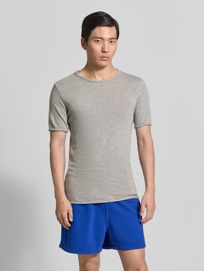 Männermodel trägt Slim Fit T-Shirt mit Rundhalsausschnitt Modell 'Sonoma' von American Vintage in Grau, reine Baumwolle, Ganzkörperansicht von vorne.