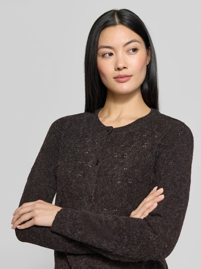Vrouwenmodel draagt Regular fit gebreid jack met eenrijige knoopsluiting model 'DOFFY' van VERO MODA, dames, close-up bovenlichaam.