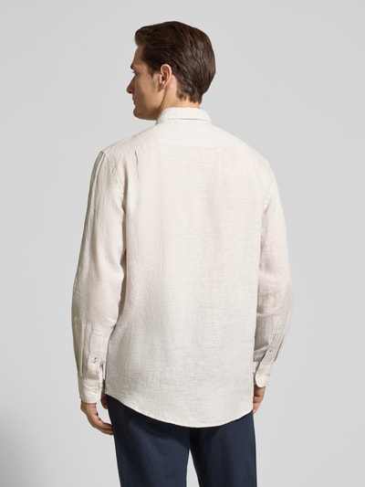 Männermodel trägt Slim Fit Leinenhemd mit Brusttasche von Christian Berg Men in Beige, Struktur des Leinens erkennbar, Ganzkörperansicht Rückansicht. Rückenlänge 79 cm, Schulterbreite 43 cm, Ärmellänge 68 cm, Button-Down-Kragen, Knopfleiste, reines Leinen.