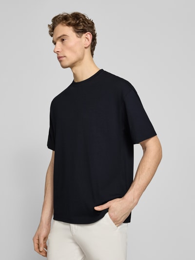 Męski model nosi Regular Fit T-Shirt aus Baumwoll-Mix Modell 'GEZA-R' von Strellson, efekt: jednolity kolor, okrągły dekolt, krótki rękaw, mieszanka bawełny, Ganzkörperansicht von vorne