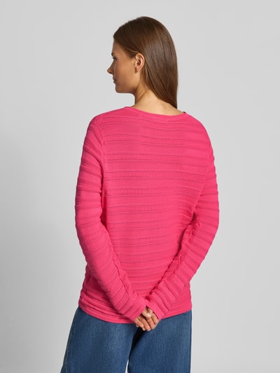 Frauenmodel trägt Regular Fit Pullover aus reiner Baumwolle in Strick-Optik von Christian Berg Woman in Pink, Rückenansicht, semitransparentes Design.