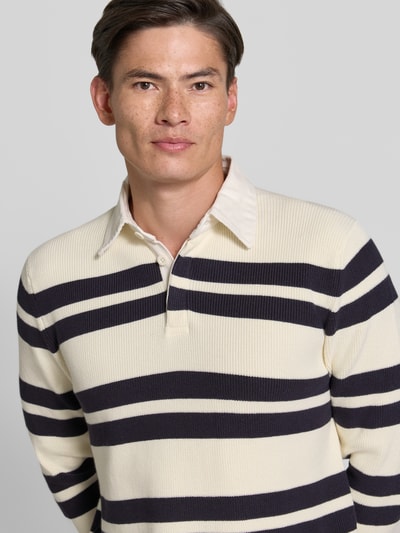 Männermodel trägt Slim Fit Poloshirt aus katoenmix von Lindbergh, Heren, Polokraag, met lange mouwen, Ruglengte maat M: 70 cm, Mouwlengte maat M: 69 cm, Ganzkörperansicht von vorne