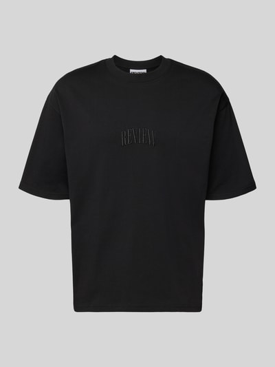 Produktfoto, schwarzes T-Shirt mit Label-Stitching und Rundhalsausschnitt von REVIEW, reine Baumwolle, Relaxed Fit, glatte Struktur