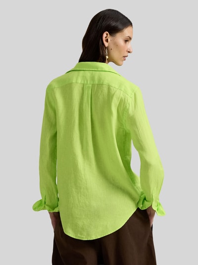 Vrouwenmodel draagt 'Hemdbluse aus reinem Leinen' van Polo Ralph Lauren in felgroen, losse pasvorm, rugaanzicht, damesmode, linnen.
