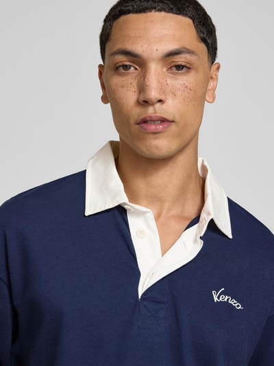 Männermodel draagt Regular Fit poloshirt uit puur katoen van Kenzo met contrastkraag, labelstitching, blauw-wit, nahaufnahme bovenlichaam.