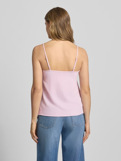 Frauenmodel trägt Relaxed Fit Blusentop mit Spitzenbesatz Modell 'TIFFANY' von Pieces, Optik: Unifarben, Passform: Relaxed-Fit, Ausschnitt: V-Ausschnitt, Applikation: Spitzenbesatz, Trägerform: verstellbare Spaghettiträger, Materialverarbeitung: Crêpe, Rosa, glatte Struktur, Ganzkörperansicht Rückansicht.