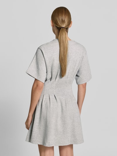 Frauenmodel trägt Leicht ausgestelltes Sweatkleid aus reiner Baumwolle von Polo Ralph Lauren in Melange-Optik mit gelegten Falten und Logo-Stitching, Mini-Länge, Rundhals, Kurzarm, Materialverarbeitung: Sweat, Ganzkörperansicht Rückansicht.
