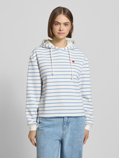 Frauenmodel trägt Loose Fit Hoodie aus Baumwoll-Mix Modell 'CHILLI' von Pieces, mehrfarbige Optik, gestreift, Label-Stitching, Kapuze, Langarm, Bündchen: gerippt, Ganzkörperansicht von vorne.