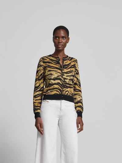 Frauenmodel trägt Strickjacke mit Viskose- und Woll-Anteil von Kenzo in Gelb-Schwarz mit Tigerprint, Slim Fit, Nahaufnahme Oberkörper. Damen Strickjacke, Rundhalsausschnitt, Knopfleiste, lange Ärmel, Material-Mix.