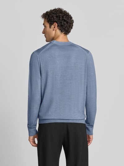 Männermodel trägt Regular Fit Pullover aus reiner Schurwolle Modell 'Kestefo' von BOSS Orange in Hellblau, Ganzkörperansicht Rückansicht. Herren Pullover von BOSS Orange