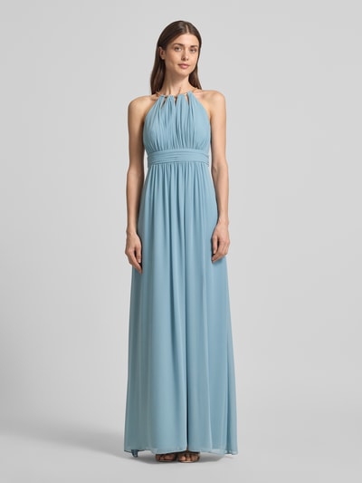 Vrouwenmodel draagt avondjurk uit chiffon met cut out van Jake*s Cocktail in lichtblauw, getailleerd model, maxi-jurk, halter, tailleband, cut out op de rug, ruglengte maat 36: 174 cm, borstwijdte maat 36: 39 cm, geheel vooraanzicht