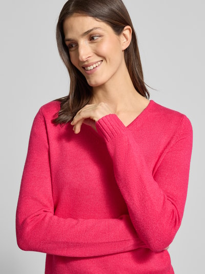 Frauenmodel trägt Regular Fit Longsleeve aus Viskose in Strick-Optik Modell 'Viril' von Vila in Pink mit V-Ausschnitt, Nahaufnahme Oberkörper.