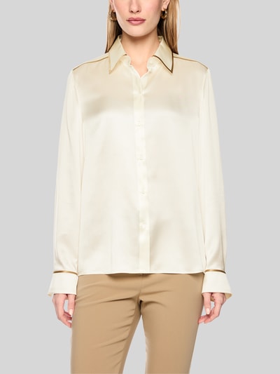 Vrouwenmodel draagt Regular Fit zijden blouse met contraststrepen van Marc Cain, zuiver zijde, overhemdkraag, knoopsluiting, ruglengte maat 36: 63 cm, mouwlengte maat 36: 63 cm, vooraanzicht busteniveau.