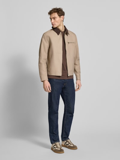 Mannelijk model draagt Regular Fit Jacke mit Umlegekragen van MCNEAL in beige katoen met borstzak, steekzakken, rits, volledig lichaamsaanzicht voorkant.
