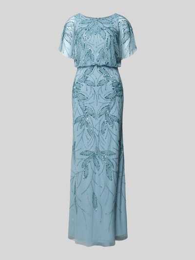 Frauenmodel trägt Abendkleid mit Perlen und Pailletten von Christian Berg Cocktail in Hellblau, taillierter Schnitt, Maxikleid, Ganzkörperansicht Rückansicht.