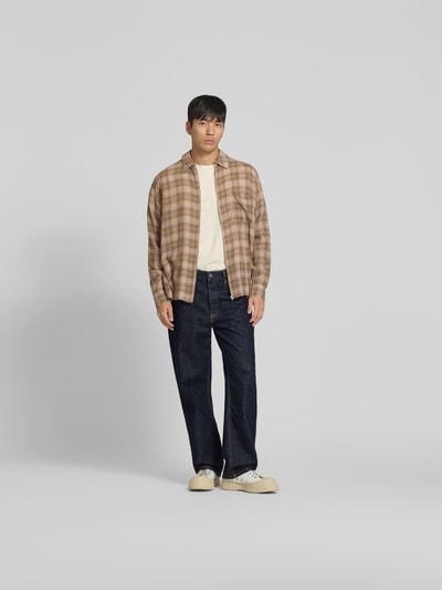 Männermodel trägt Straight Fit Jeans im 5-Pocket-Design von WON HUNDRED, dunkle Farbe, Reine Baumwolle, Ganzkörperansicht von vorne.